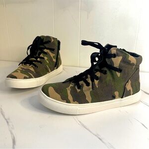 GAP Kids camo sneaker boot size 3